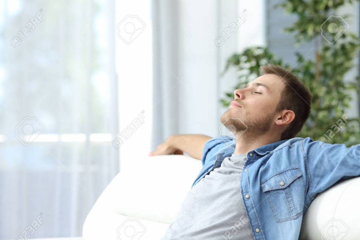 65304711-retrato-de-un-hombre-de-descanso-cansado-casual-sentado-en-un-sofá-en-casa.jpg